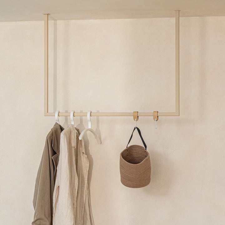 Metallbude Kleiderstange RUBI Cashew - Eckige Garderobe mit Deckenmontage - Decken Kleiderstange - K