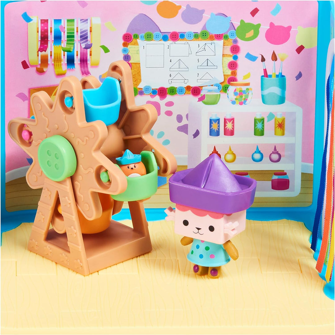 Gabby's Dollhouse Deluxe Raum, Craft-a-riffic-Room, Bastelzimmer mit Baby Box, 2 Möbelstücken und 2