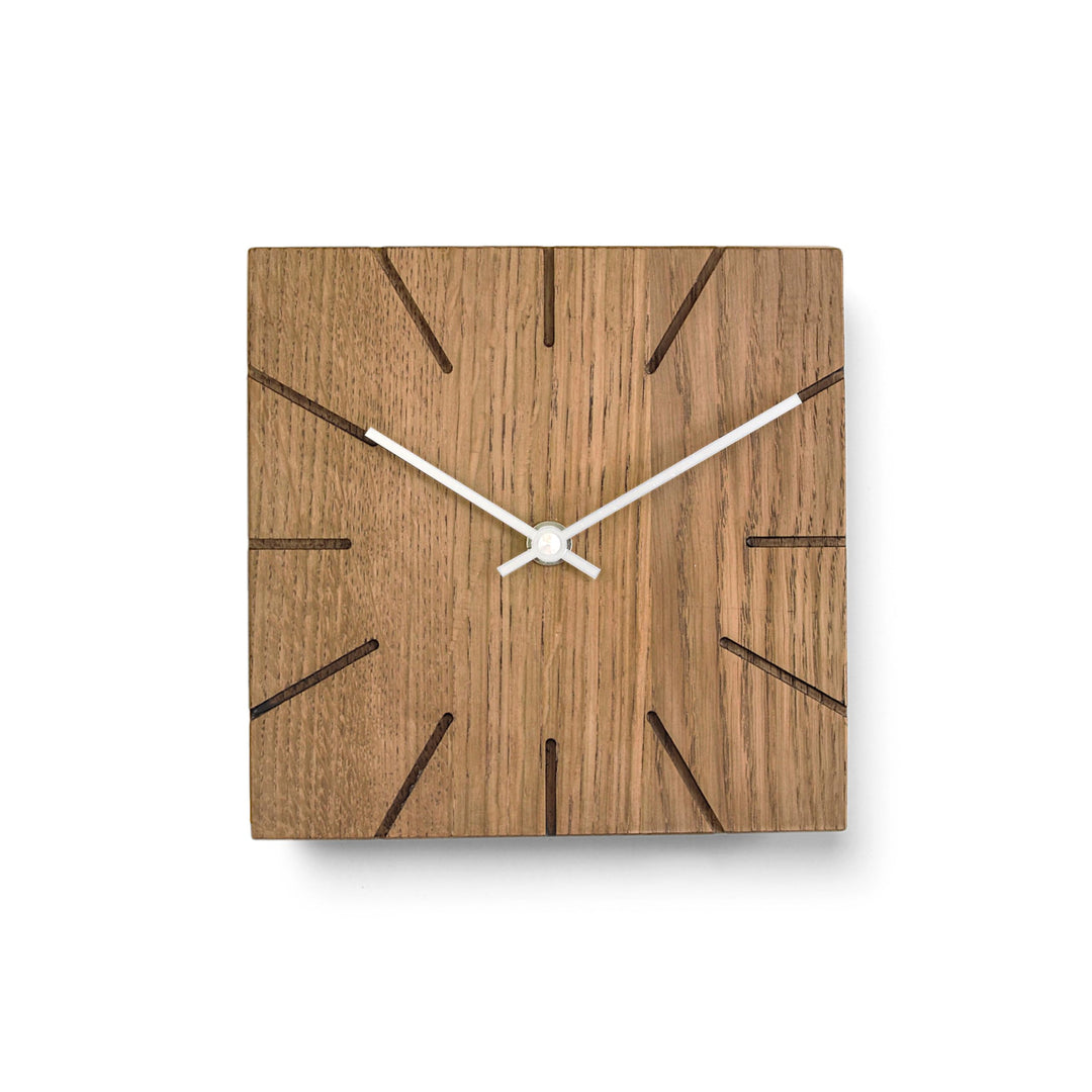 Natuhr Wanduhr Tischuhr Eiche Holz - Beam - geräuscharm Massivholz Design 17 x 17 cm (Räuchereiche W