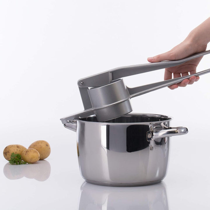 Westmark Spätzle-Set, 2tlg., 1 Spätzle-/Kartoffelpresse mit traditioneller Lochung, Spätzlechef + 1