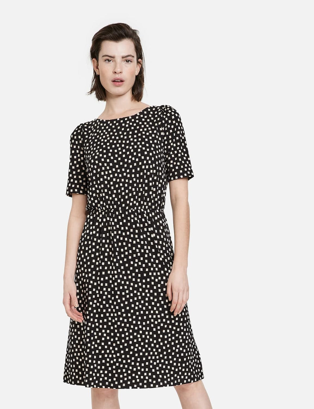 Taifun Damen Jerseykleid mit grafischem Allover-Print halber Arm Gemustert knieumspielend 34 Schwarz