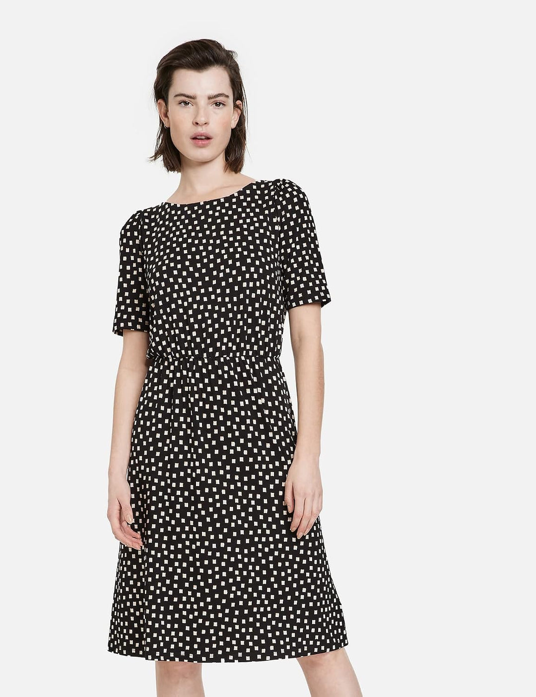 Taifun Damen Jerseykleid mit grafischem Allover-Print halber Arm Gemustert knieumspielend 34 Schwarz