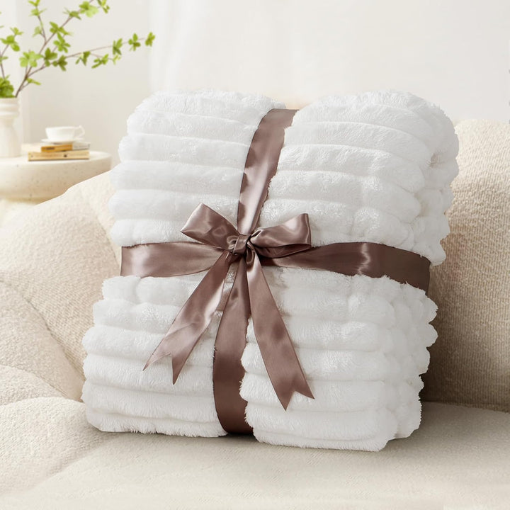 RUIKASI Kuscheldecke Flauschig Decke Weiss - 150x200cm Fleecedecke Sofadecke Couchdecke für Wohnzimm