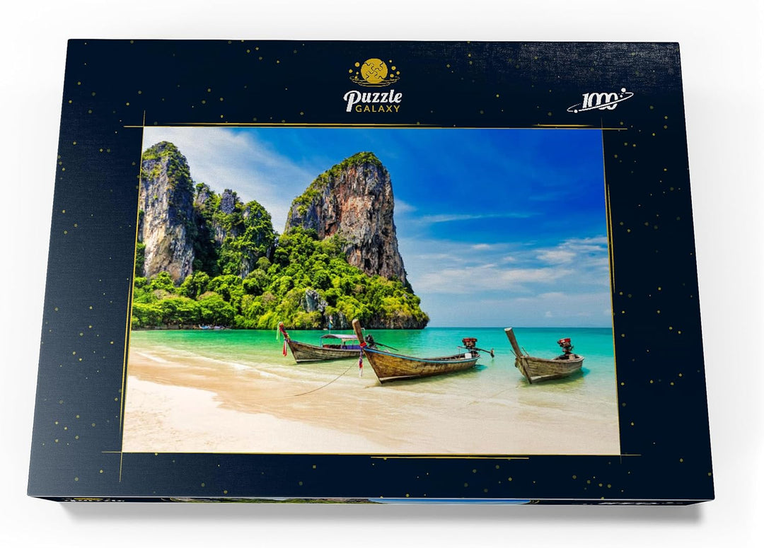 Thailändisches Longtailboot am Sandstrand Railay Beach in der Provinz Krabi, Thailand - Premium 1000