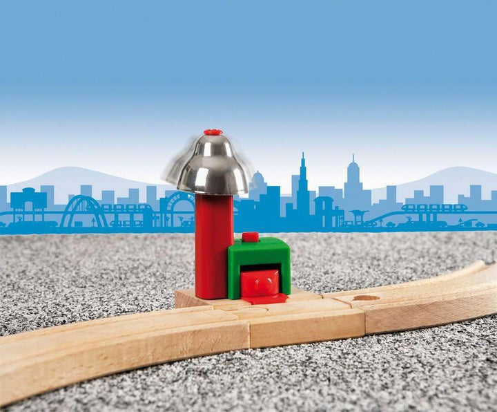 BRIO 33599 - Akku Lok mit Mini USB, bunt &amp; World 33754 - Magnetisches Glockensignal – Eisenbahnzubeh