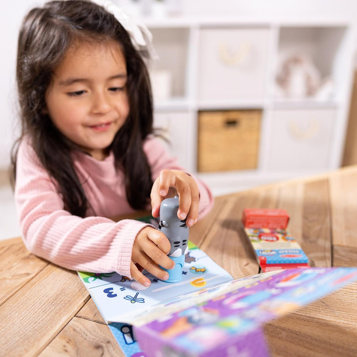 Melissa & Doug Sticker Wow!™ Katzen-Paket: 24-seitiger Aktivitätenblock, Aufkleberstempel, Mini-Akti