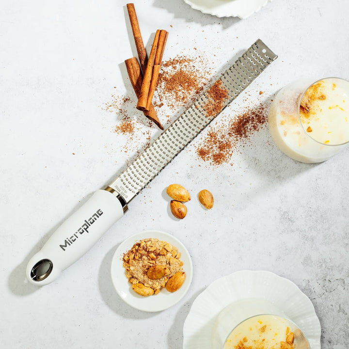 Microplane Zester Küchenreibe in Weiss für Zitrusfrüchte, Hartkäse, Ingwer, Schokolade & Muskatnuss