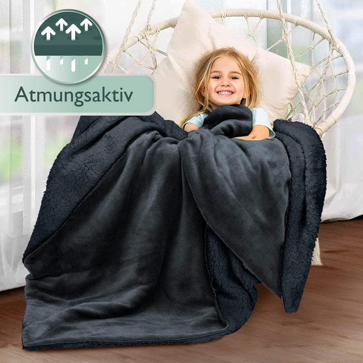 Beautissu Sherpa Sofadecke Alina, 220x240 cm XXL Kuscheldecke flauschig Anthrazit/Anthrazit – Dicke
