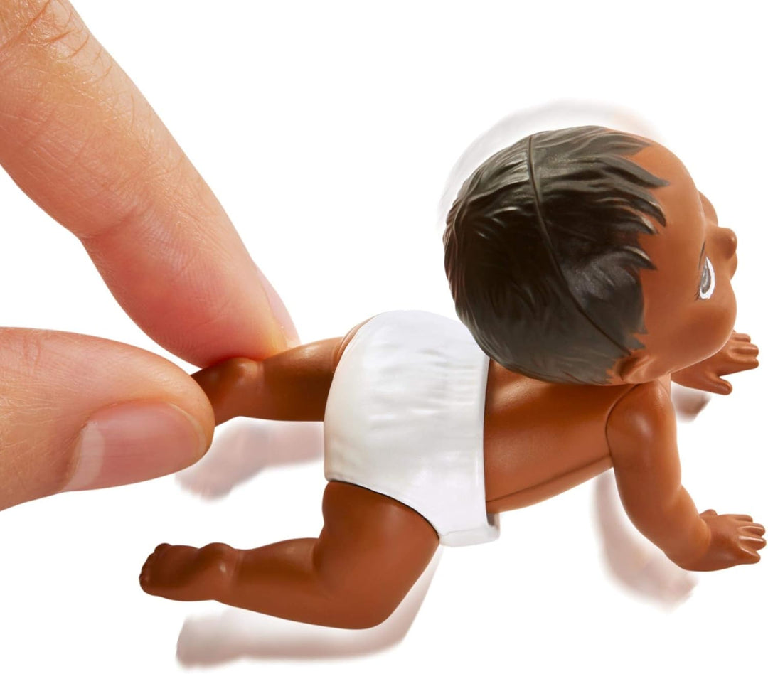 Barbie GHV85 - Skipper Babysitters Inc. Krabbel- und Spielzeit Spielset, Baby-Puppe mit Wackelkopf,