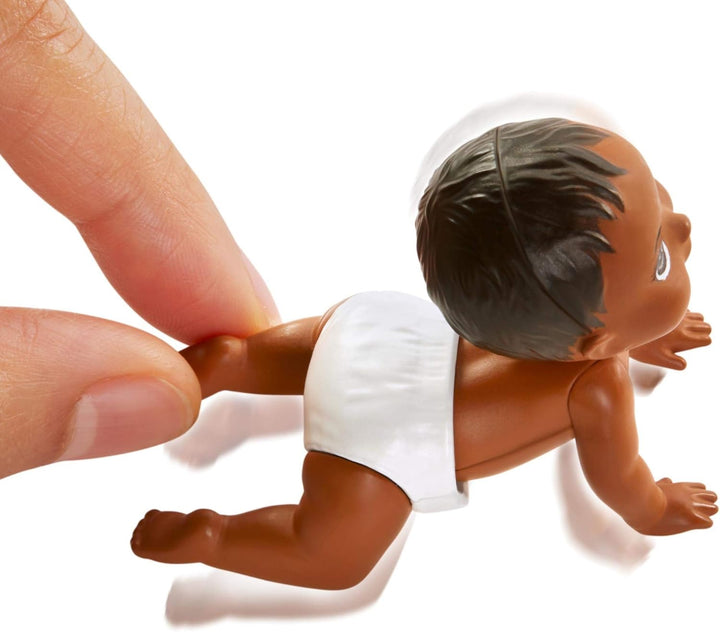 Barbie GHV85 - Skipper Babysitters Inc. Krabbel- und Spielzeit Spielset, Baby-Puppe mit Wackelkopf,