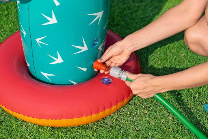 Bestway Wassersprinkler Kaktus, 74 x 56 x 104 cm, PVC, ab 2 Jahren, Kaktus-Design, Gartenschlauch-An