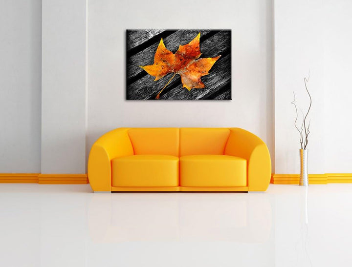 kleines Herbstblatt auf Holz schwarz/weiss auf Leinwand, XXL riesige Bilder fertig gerahmt mit Keilr