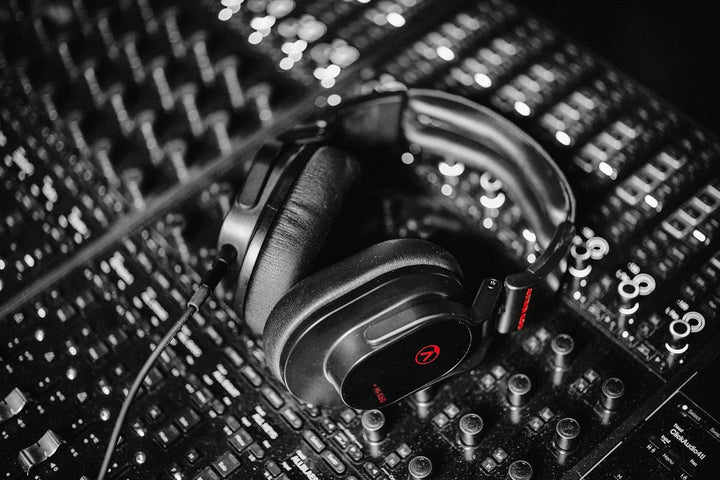 Austrian Audio Hi-X60 Kopfhörer, ohrumschliessende Headphones (hoher Komfort durch spezielle Memory-
