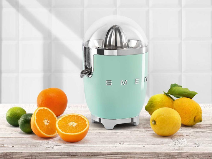 Smeg, Elektrische Zitruspresse CJF01PGEU, manuelle Druckpresse, tropfsicherer Auslauf und Universalk