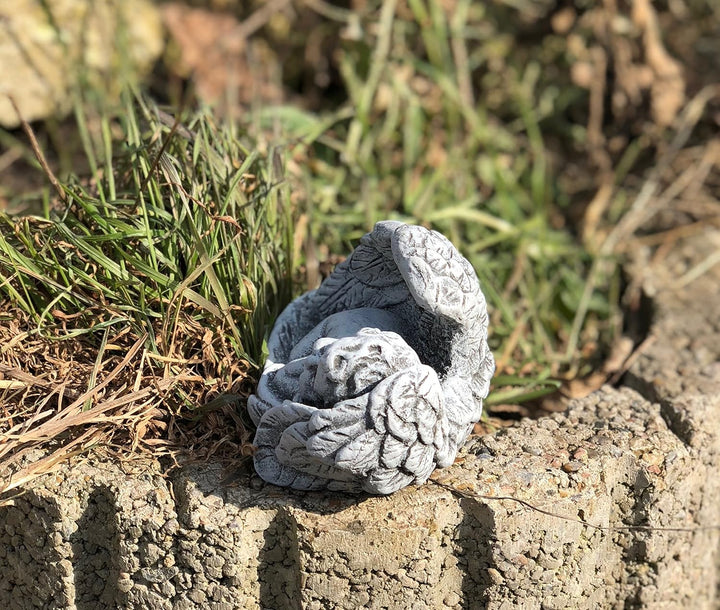 stoneandstyle Steinfigur Kleiner Baby Engel im Flügel Grabschmuck frostfest wetterfest