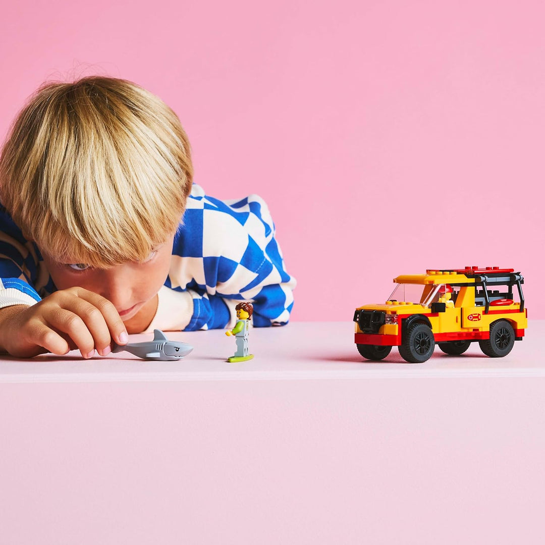 LEGO City Einsatzfahrzeug der Rettungsschwimmer - Geländewagen Spielzeug mit 2 Minifiguren und Hai -