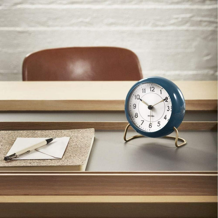 Arne Jacobsen Tischuhr Ø11 cm Station Originaldesign Schlummerfunktion, blau 11cm Dunkelgrün, 11cm D