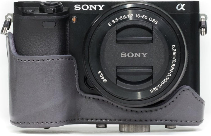 MegaGear Sony Alpha A6300, A6000 (16-50 mm) Ever Ready Leder Kamera-Case mit Trageriemen und Batteri