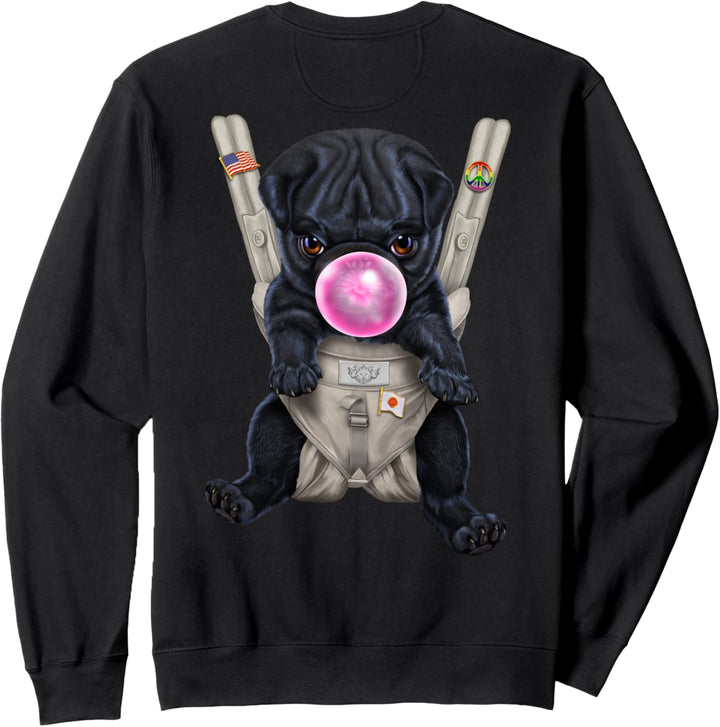 Schwarzer Mops mit Kaugummi in der Babytrage Sweatshirt
