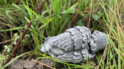 stoneandstyle Steinfigur träumendes Engelchen liegend, massiver Steinguss, Frost- und wetterfest bis