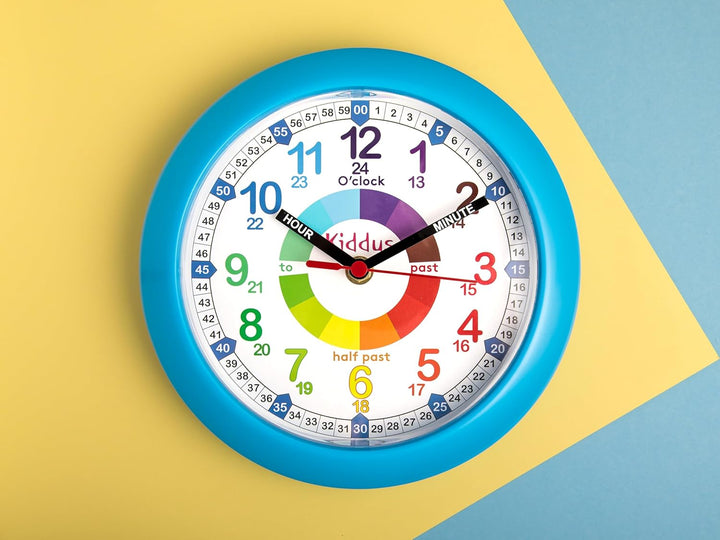 Kiddus Wanduhr für Kinder. Analoger Zeitlehrer mit Zeitlernübungen. Stilles Uhr. Viele Sprachen. Eng