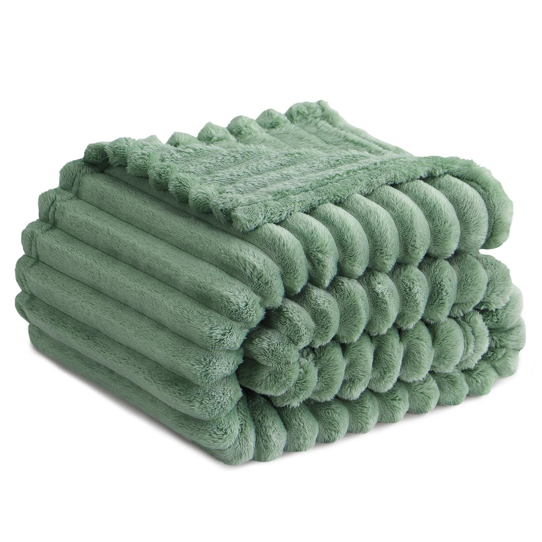 RUIKASI Kuscheldecke Flauschig Decke Grün - 130x150cm Fleecedecke Sofadecke Couchdecke für Wohnzimme