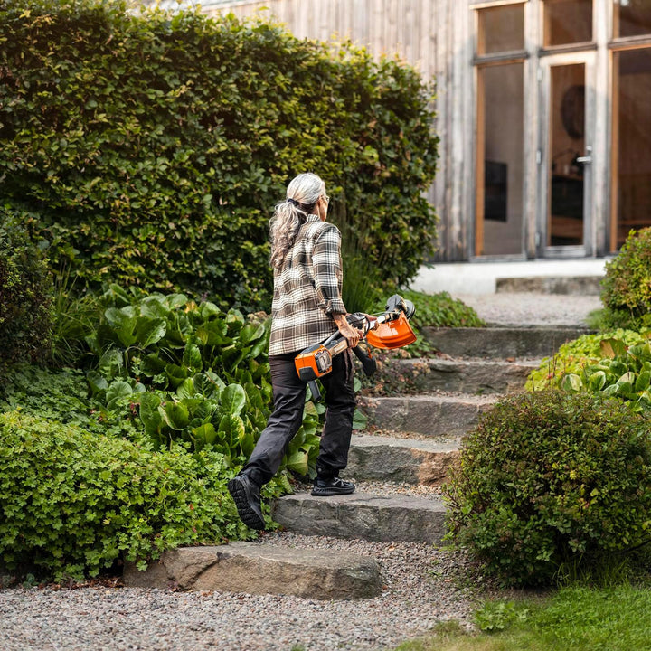 Husqvarna 220iR Akku-Rasentrimmer (ohne Akku und Ladegerät) – 36V-Rasentrimmer mit bürstenlosem Moto