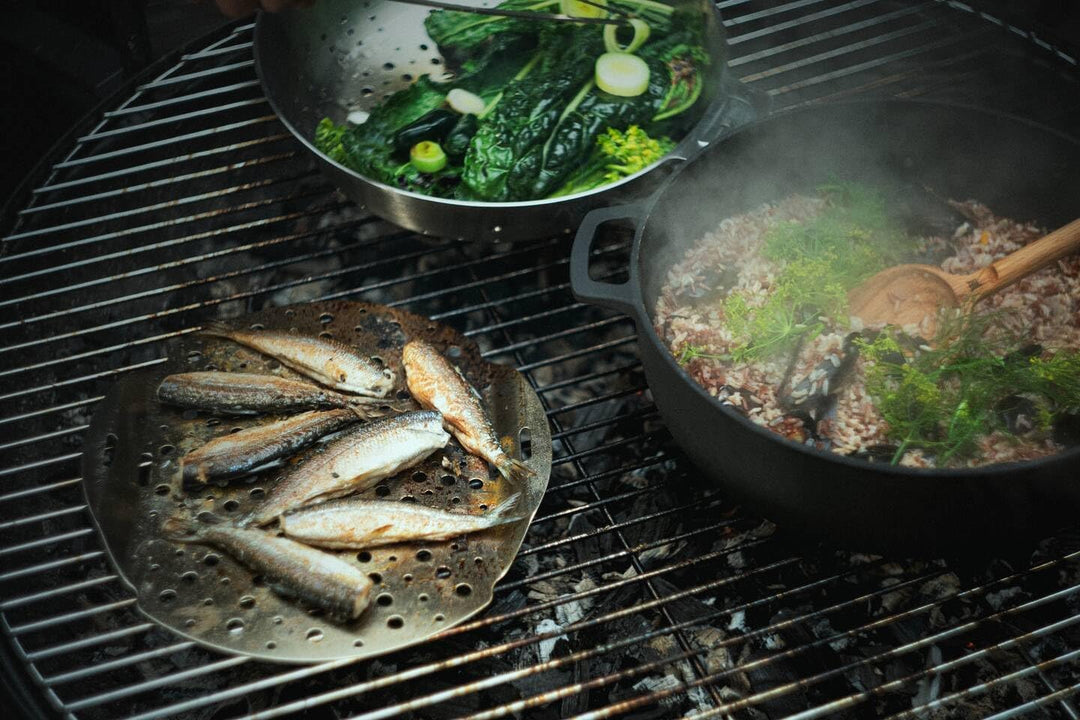 Fiskars Norden Grill Chef Gusseisentopf, Ø 30 cm, Für alle Kochfelder geeignet, Edelstahl-Deckel, 10