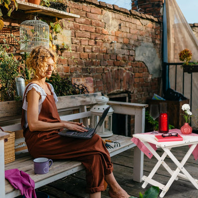 Relaxdays Klapptisch aus Holz, für Wohnzimmer, Balkon & Terrasse, tragbar, stabil, Beistelltisch HBT