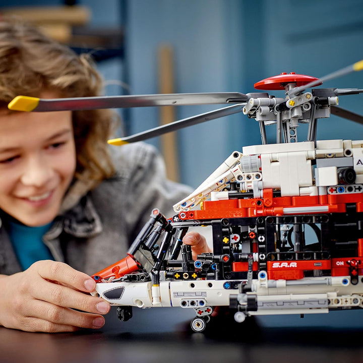 LEGO 42145 Technic Airbus H175 Rettungshubschrauber, Modellbausatz für Kinder, drehbare Rotoren und