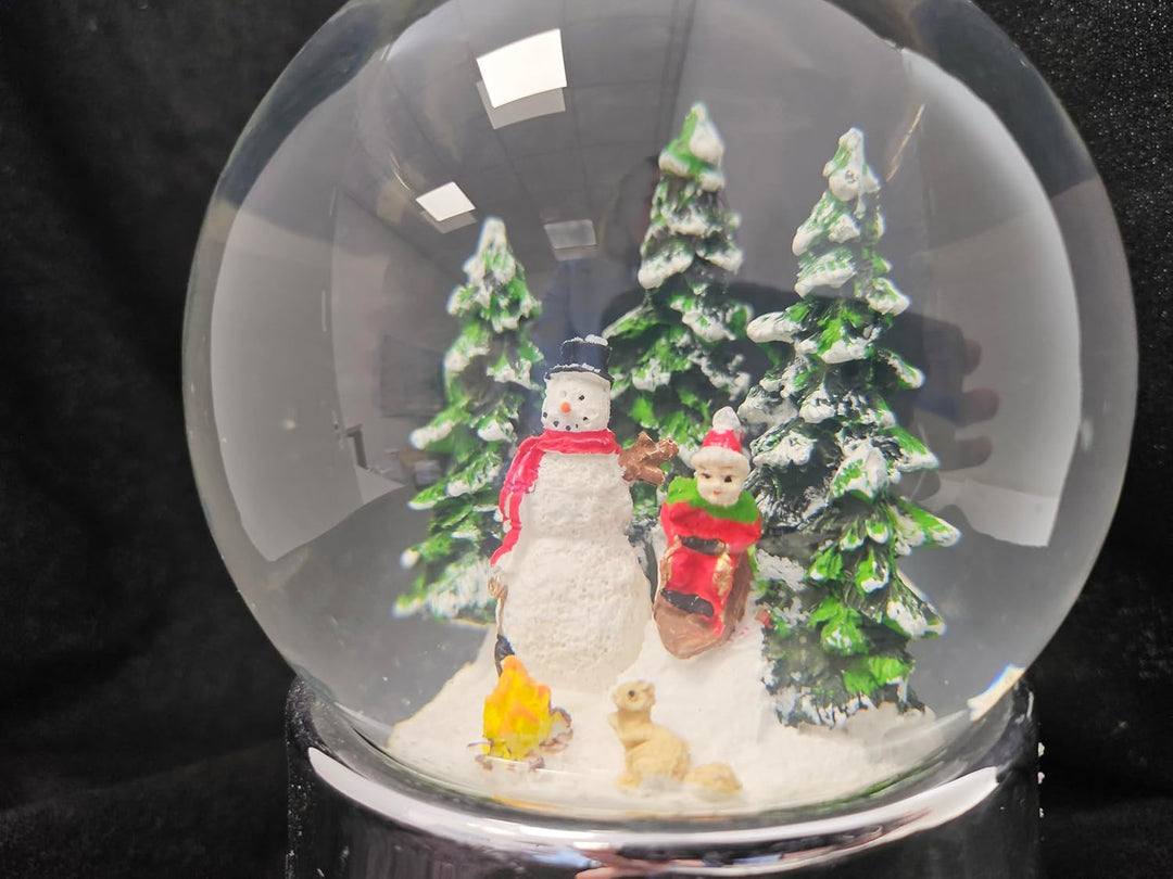 Schneekugel Weihnachten Spieluhr | Schneemann Steht mit Kind auf Schlitten | Sockel Silber glänzend