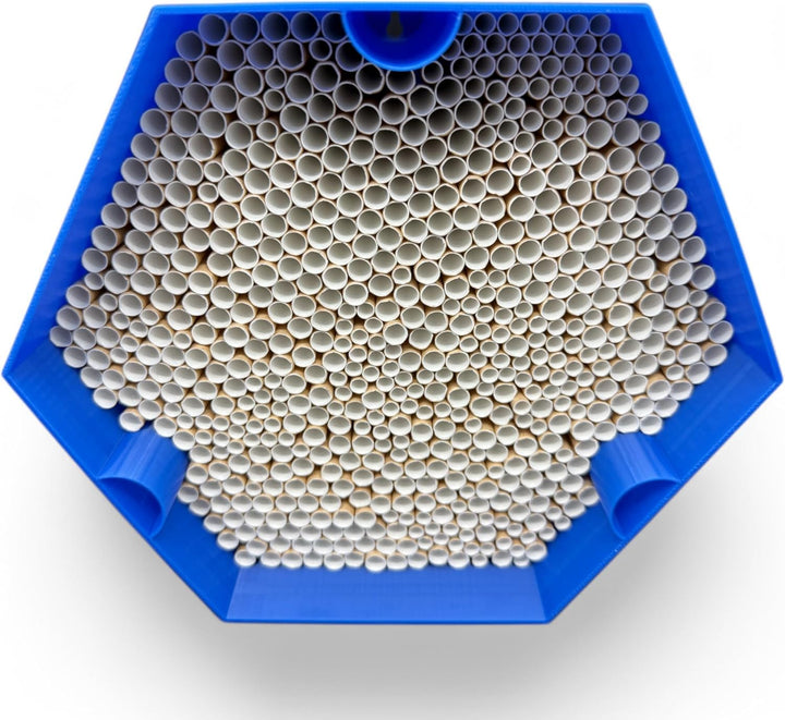Wildbienen-Nisthilfe – absolut haltbar &amp; wetterfest. Insektenhotel mit 600 Nisthülsen. Hochwertiges