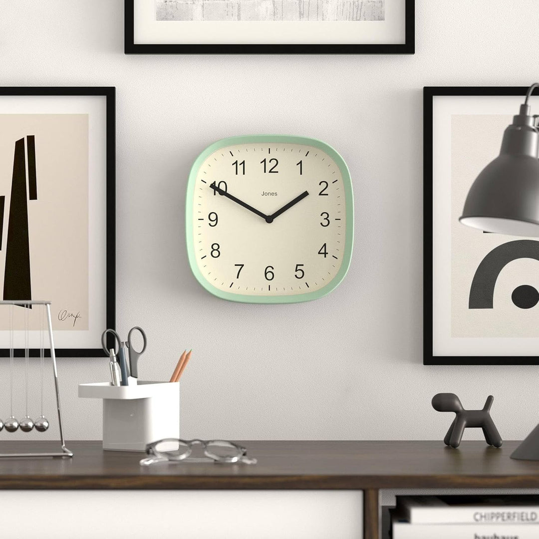 JONES CLOCKS Quadratische Retro-Wanduhr aus hochwertigem Acryl, 'Sprite' in Mintgrün, 25 x 25 x 5 cm
