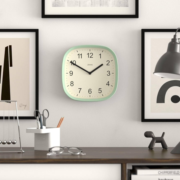 JONES CLOCKS Quadratische Retro-Wanduhr aus hochwertigem Acryl, 'Sprite' in Mintgrün, 25 x 25 x 5 cm