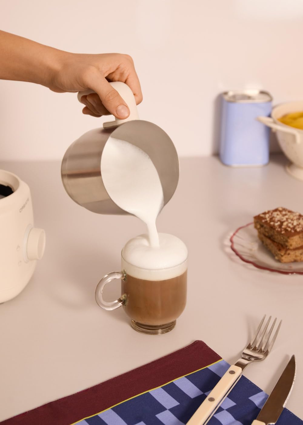 CREATE/MILK FROTHER RETRO/Milchaufschäumer und -erhitzer mit abnehmbarem Krug Cremeweiss/Magnetische