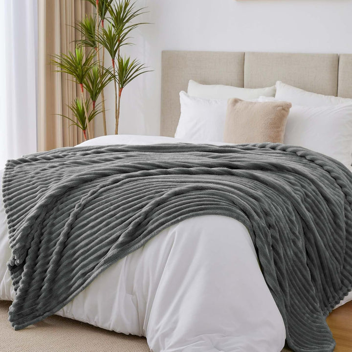 BEDELITE Fleece-Überwurfdecke für Couch–300 g/m², weiche warme Flauschige Kingsize-Decke, dekorative