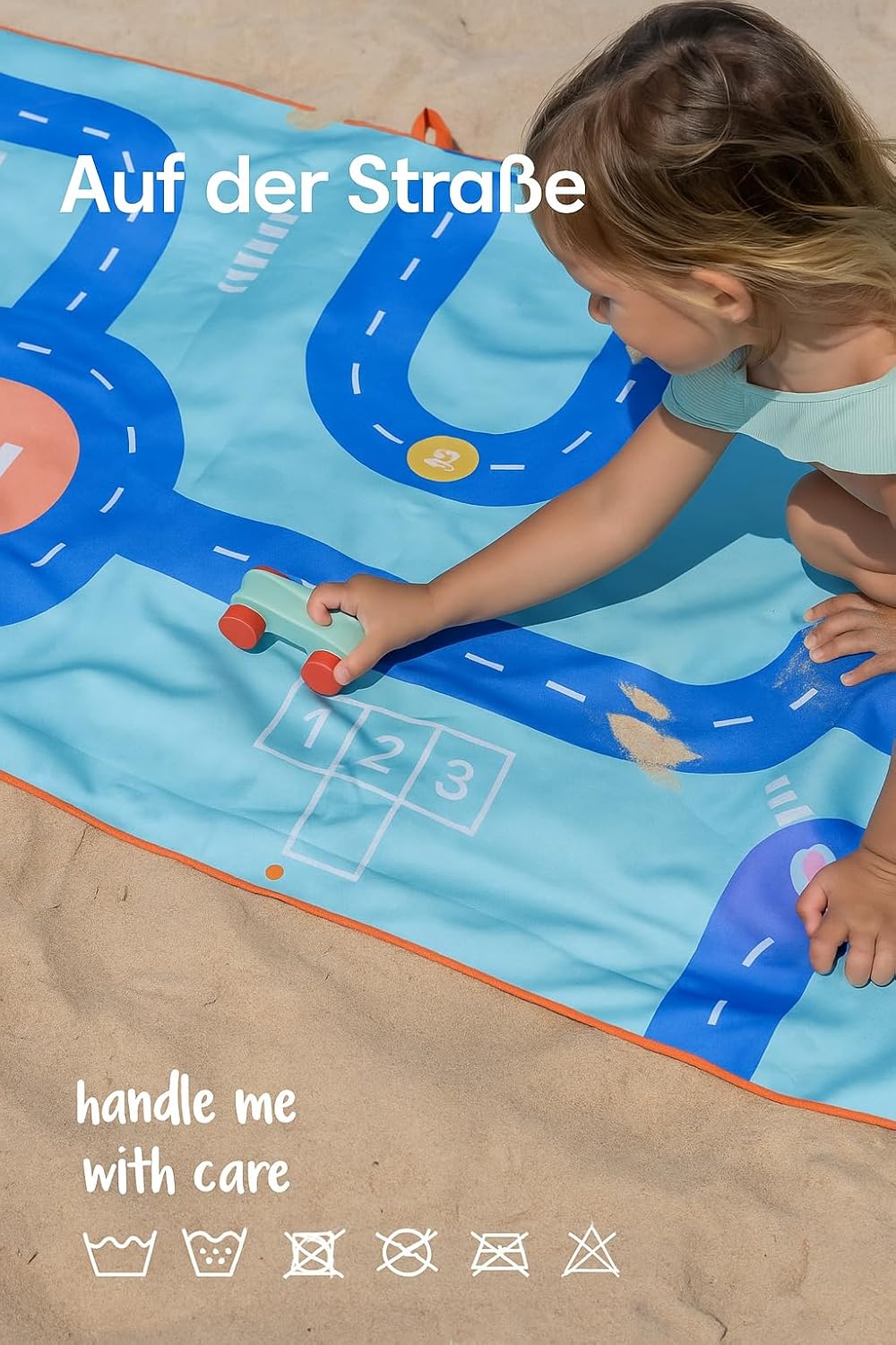 Quut – Strand-/Poolhandtuch für Kinder mit Spiel – Ultraschnell trocknende Mikrofaser, sandfrei – ko