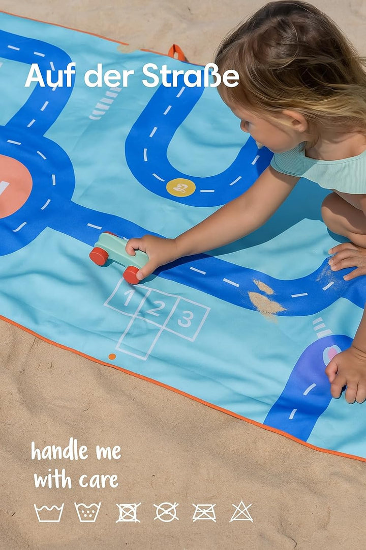 Quut – Strand-/Poolhandtuch für Kinder mit Spiel – Ultraschnell trocknende Mikrofaser, sandfrei – ko