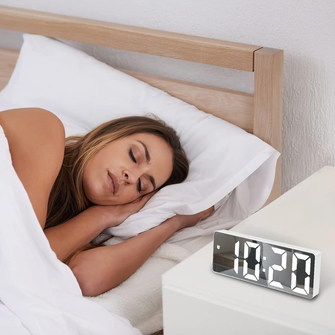 New Version Digitale Wecker, LED-Uhr, elektronische Tischuhr mit Temperaturanzeige, Reisewecker, ein