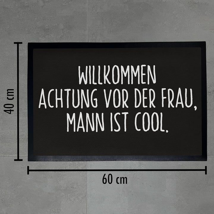 Trendation - Willkommen Fussmatte Lustig mit Spruch Geschenk Achtung Vor Der Frau Mann Ist Cool