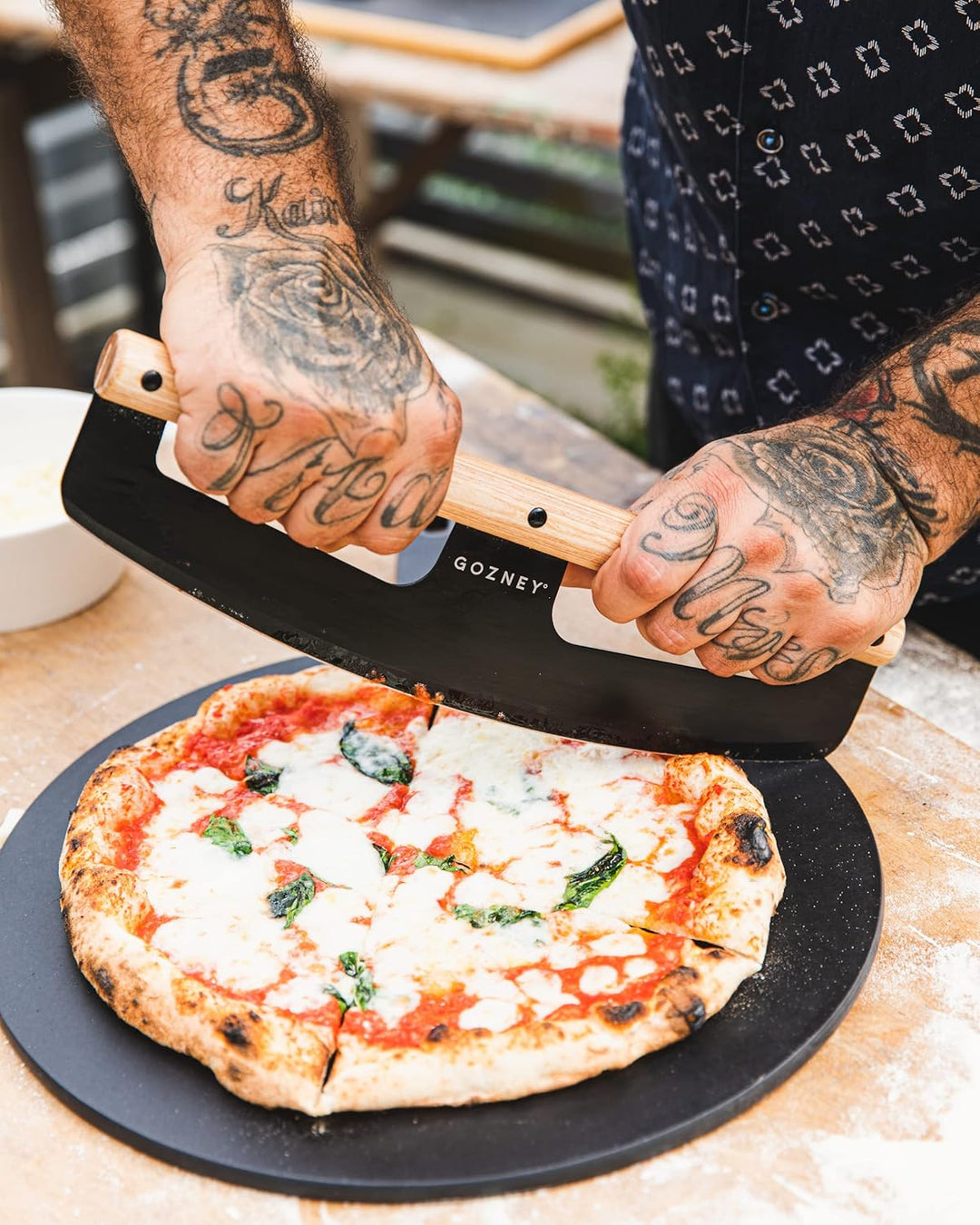Gozney Pizza-Wippe mit Holzgriff und Edelstahlklinge, 33,5 cm scharfe Klinge, Pizzaofen-Zubehör