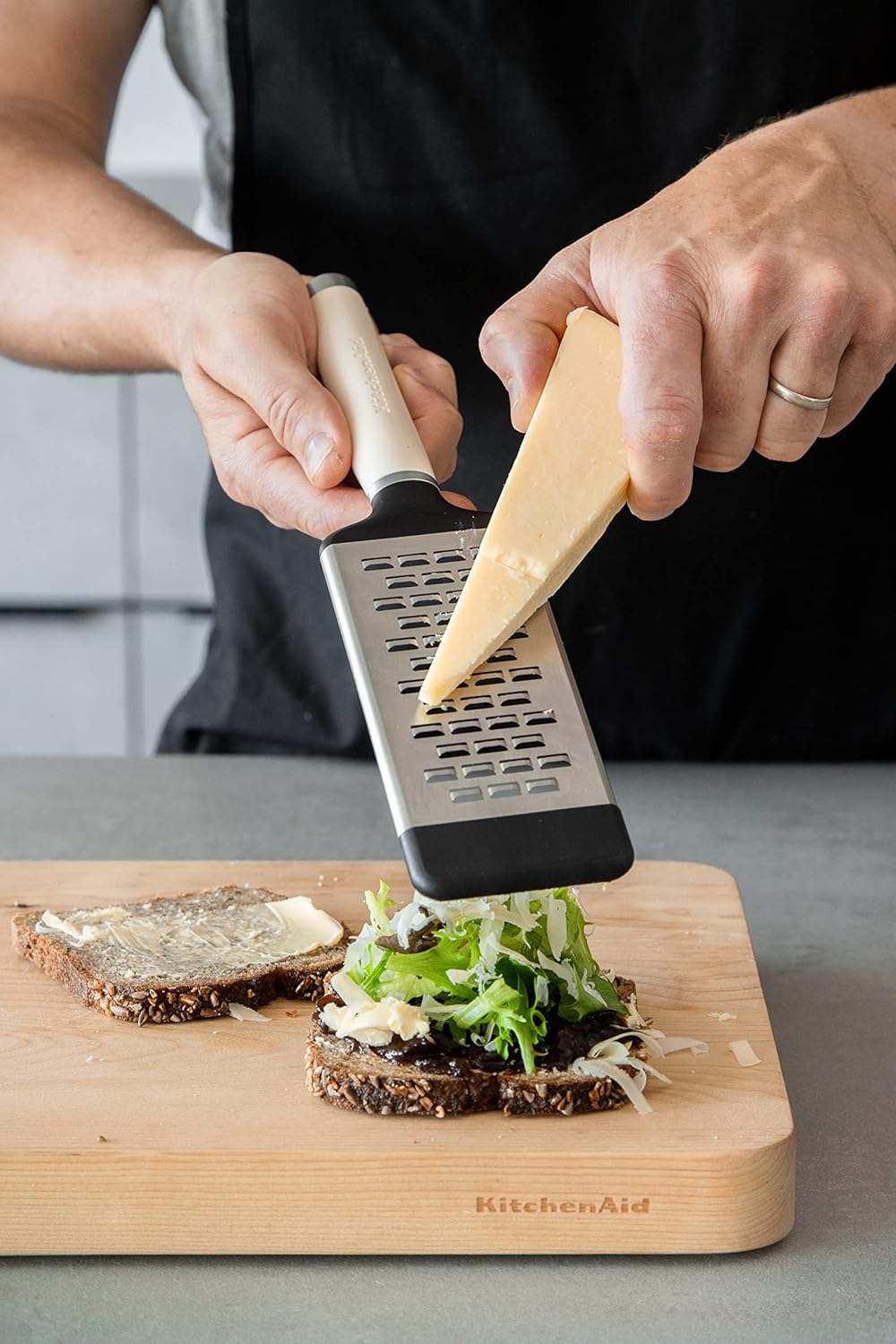KitchenAid Käsereibe, 2-seitige Reibe aus geätztem Edelstahl mit mittelfeinen Reibelöchern – Almond