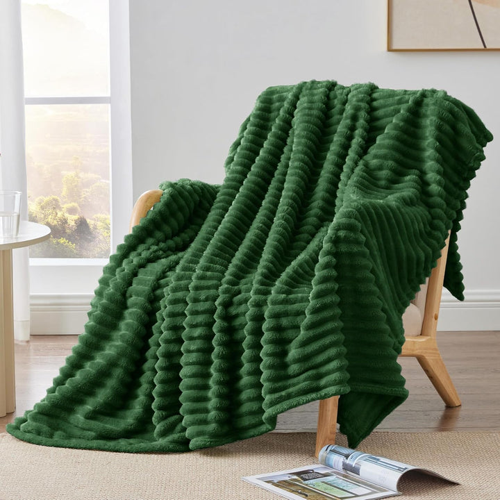 BEDELITE Kuscheldecke Flauschig Decke Klein - weiche Flanell Decken Grün 125x150 für Sofa, Deko Stre