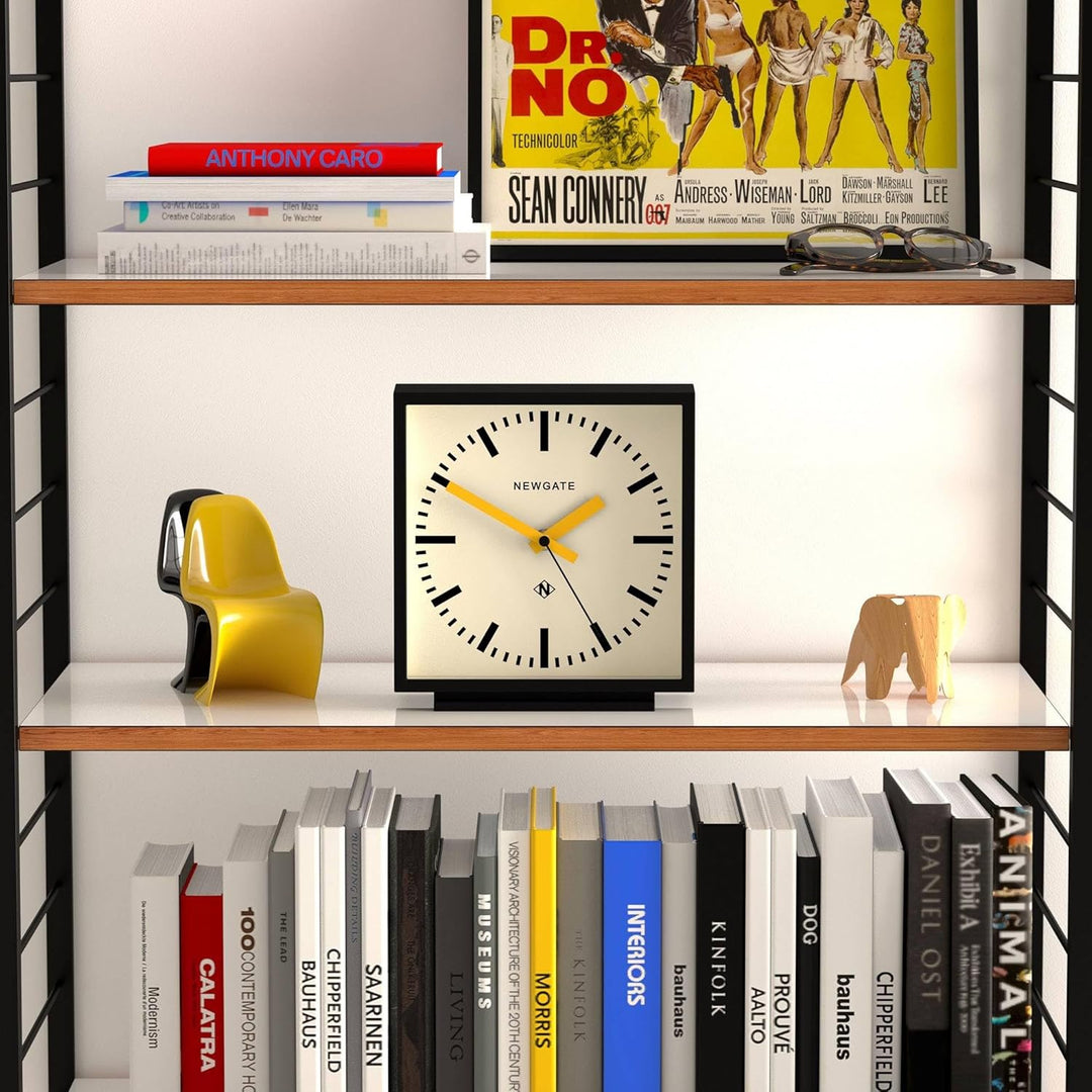 NEWGATE® Amp Schreibtisch Uhr | Quadratische bahnhofsuhr Design | Schwarzes gehäuse mit gelben zeige