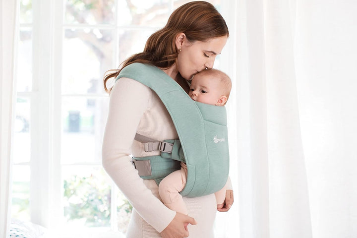 Ergobaby Embrace Babytrage für Neugeborene ab Geburt Extra Weich, 2-Positionen Bauchtrage Baby-Trage