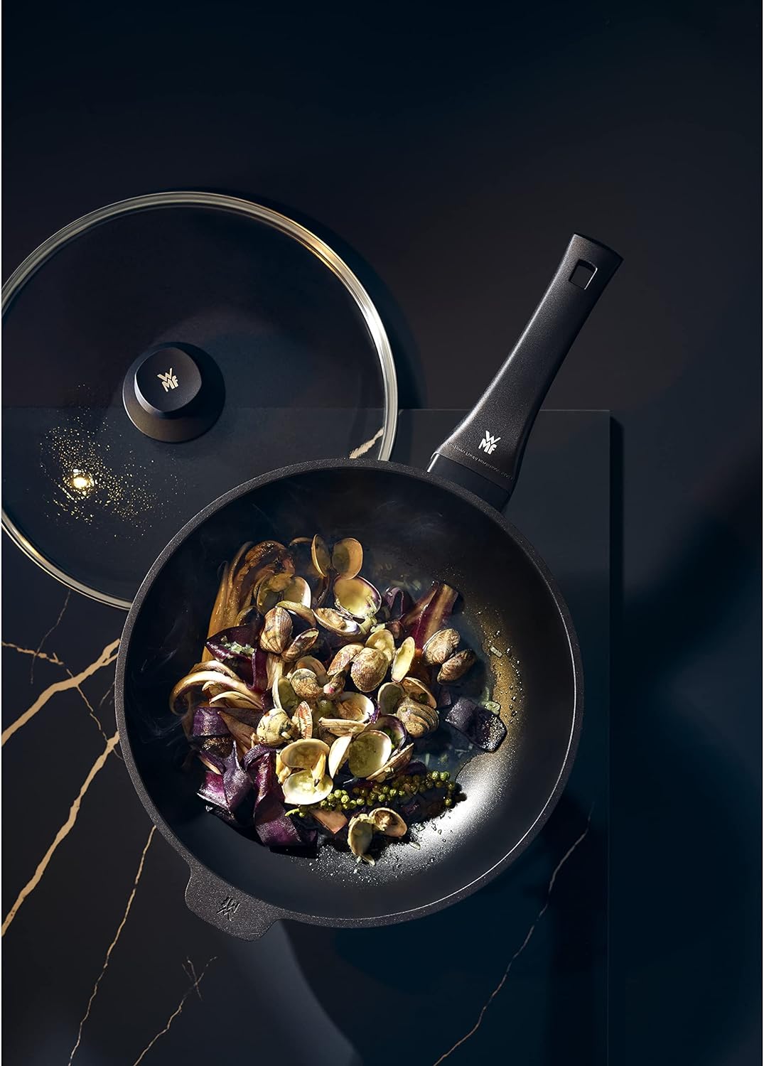 WMF Permadur Premium Wokpfanne 30 cm Induktion, Glasdeckel mit Dampföffnung, Wok Aluminium beschicht