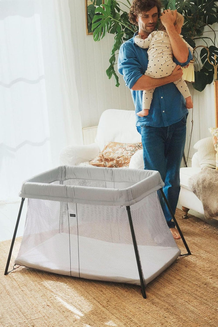 BabyBjörn Reisebett Light mit Spannbetttuch für Reisebett Light, Silber Silber Einfarbig, Silber Ein
