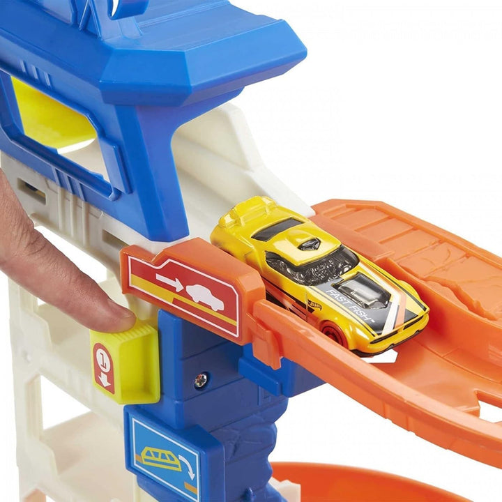 Hot Wheels Hai-Angriff Autorennbahn für Überraschungseffekte, inkl. 1 Spielzeugauto, Auto Spielzeug