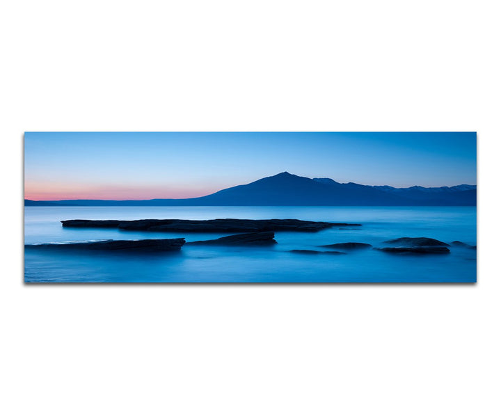 Paul Sinus Art Panoramabild auf Leinwand und Keilrahmen 150x50cm Schottland Berge Felsen Meer Dämmer
