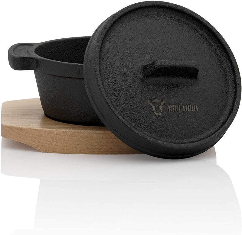 BBQ-Toro Mini Dutch Oven (1 Stück) | Ø 11 cm | Gusseisen Serviertopf mit Holzunterlage | bereits ein